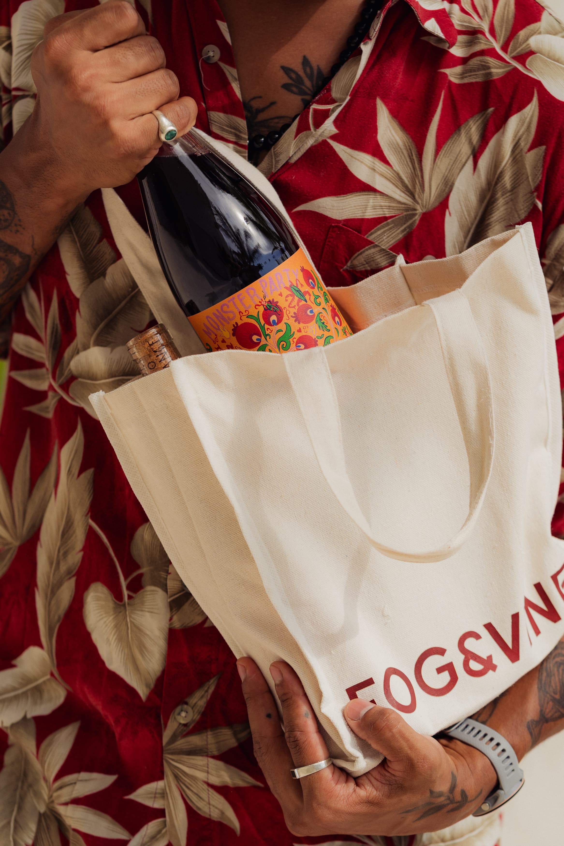 Botella de vino natural en una tote de Fog & Vine